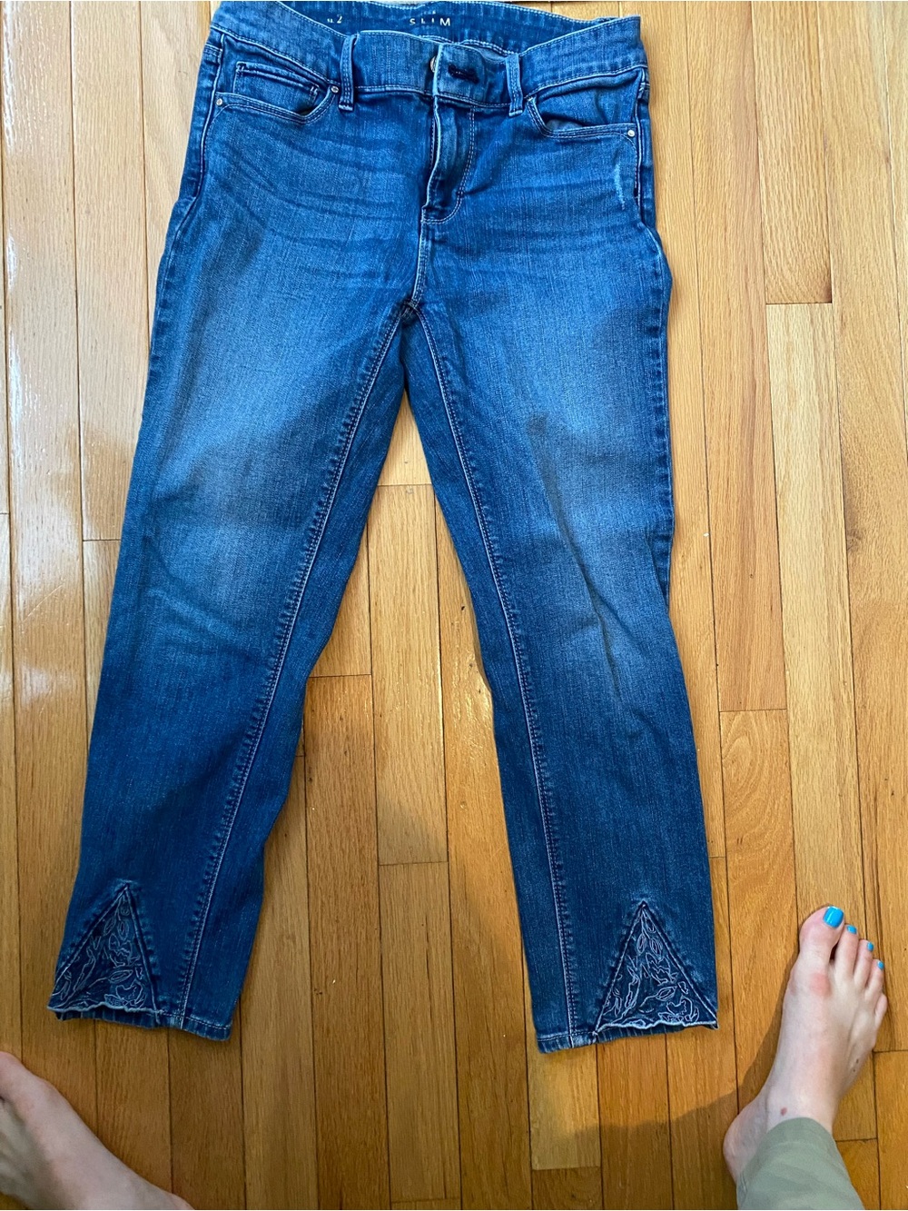 White House Black Marked Slim Crop Women's Jeans Size 2, floral embroidered hem